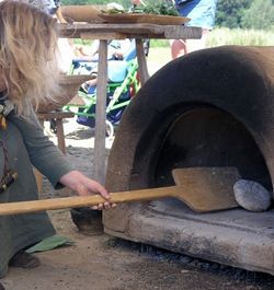 Mehl und Wasser und fleißige Hände – Brotbacken in Haithabu